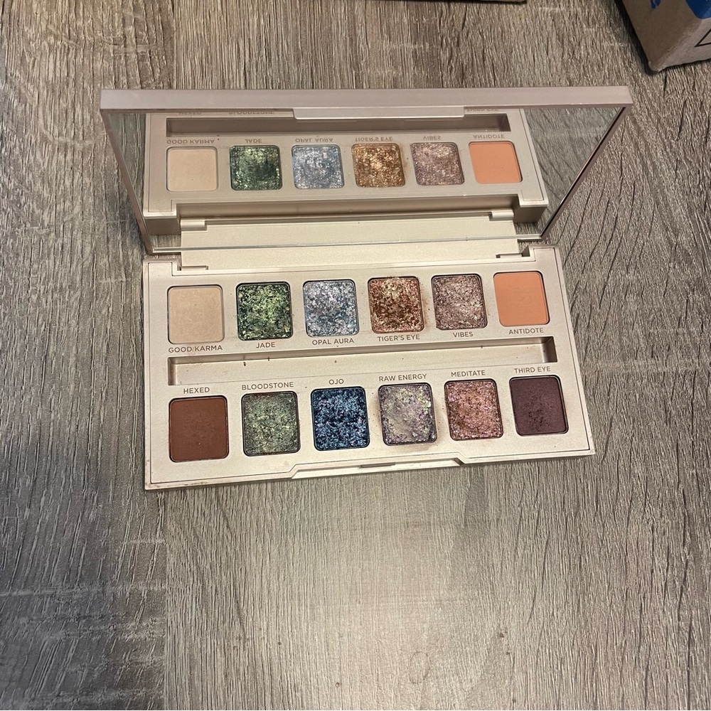 Urban Decay Stoned Vibes eyeshadow palette